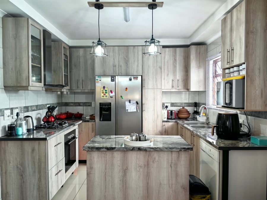 To Let 2 Bedroom Property for Rent in Lavender Hill Western Cape